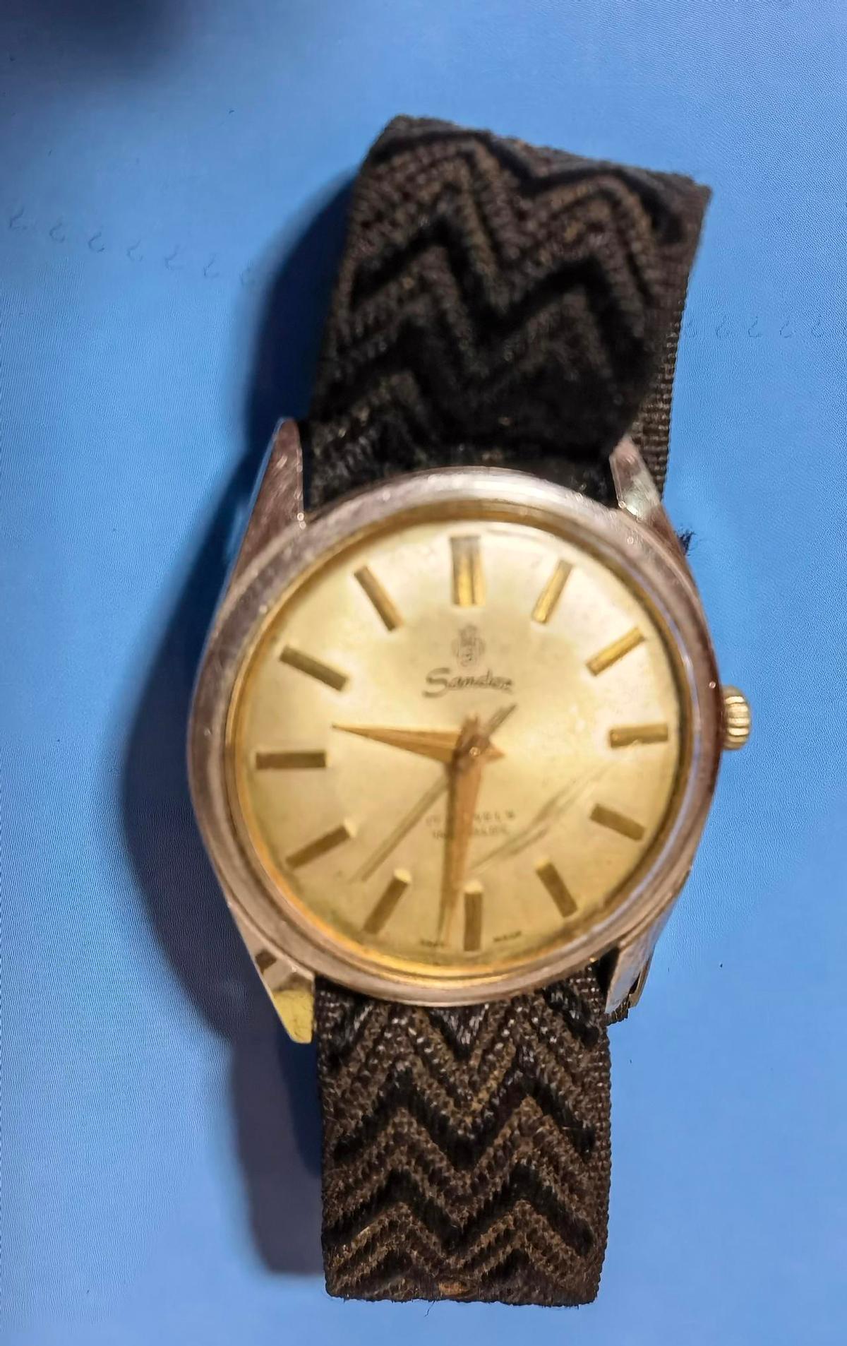 那块三度士，是爹妈咬牙从秋林百货拎回来的。1975年，我下乡，它陪我数过黑龙江