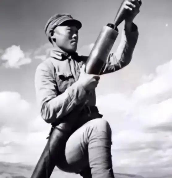 1945年，在山上休息的迫击炮手陈宝柳，忽然发现30多个日军和几个女人在不远处的