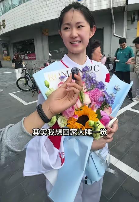 记者挖坑等她跳，结果自己栽进去了。人大附中这个女孩，给所有成年人上了一课！高