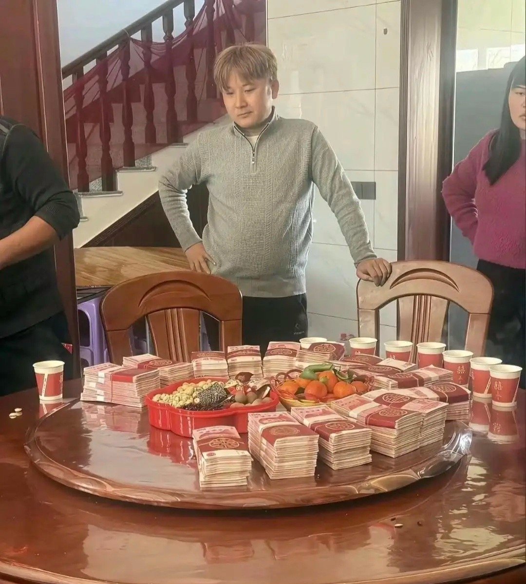 能拿的出这么多钱，为什么都不开心的样子啊？