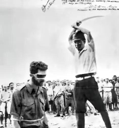 1944年，美军在日军尸体上发现了日军挥刀斩首澳大利亚陆军中士伦纳德的照片。照片