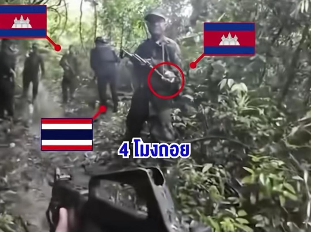 柬泰士兵从林中相遇，惊险一幕发生了，双方人员都不敢动，柬老兵第一时间把枪口捂住，