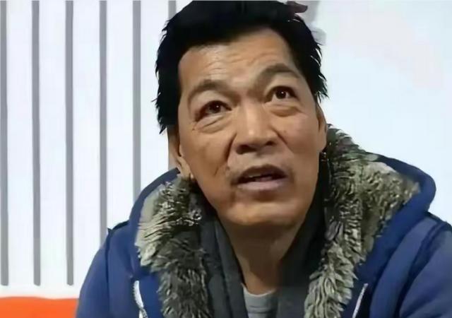 成奎安走了17年，两个儿子的人生，却走向了截然相反的两个极端，大儿子继承了两套旧