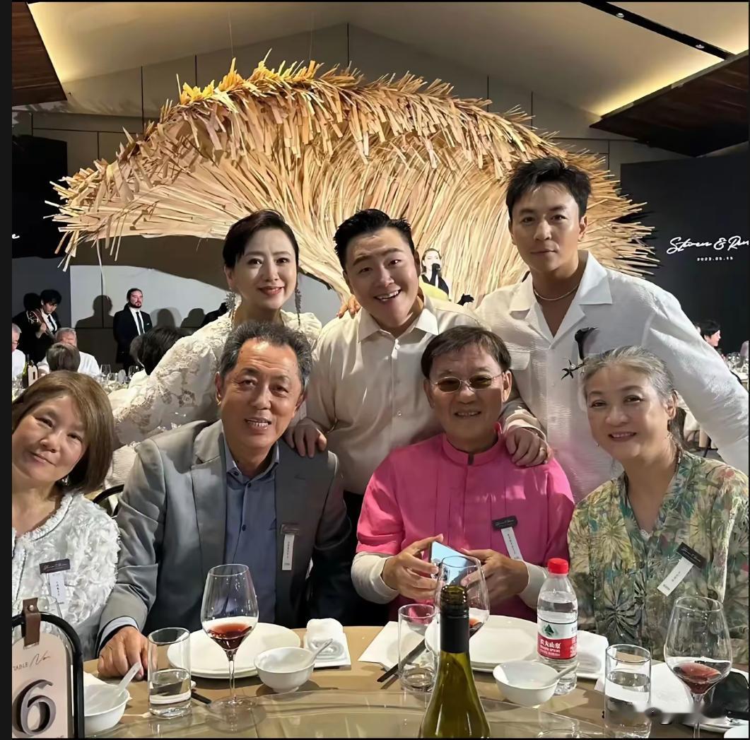 释小龙、李立群、朱延平、翁虹参加郝劭文婚礼时，一张珍贵的合影，他们私交都不错。