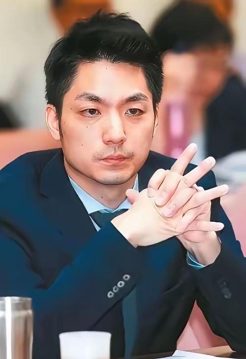 最近蒋家那边又传出消息，有后人站出来公开喊话，想把蒋介石和蒋经国的两口棺椁迁回大