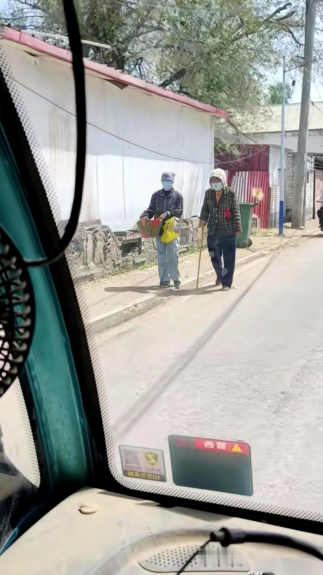 今天网上传开的一个画面，硬是让无数网友停下划手机的手，把图片放大了来回看。大街