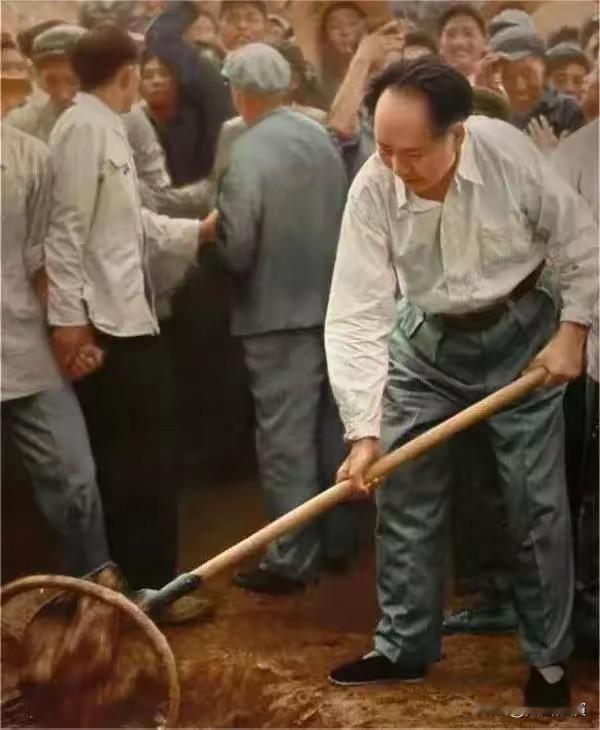 有人说，毛主席似乎对知识分子这个群体有“成见”，让他们进“五七干校”，下乡锻炼，