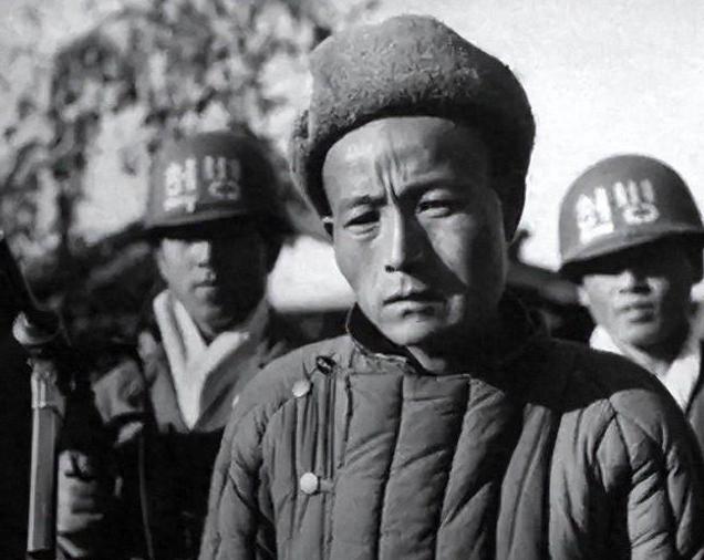 1952年，朝鲜巨济岛上，叛徒李大安把两名志愿军战士心脏剜出，还把其他战俘臂上、