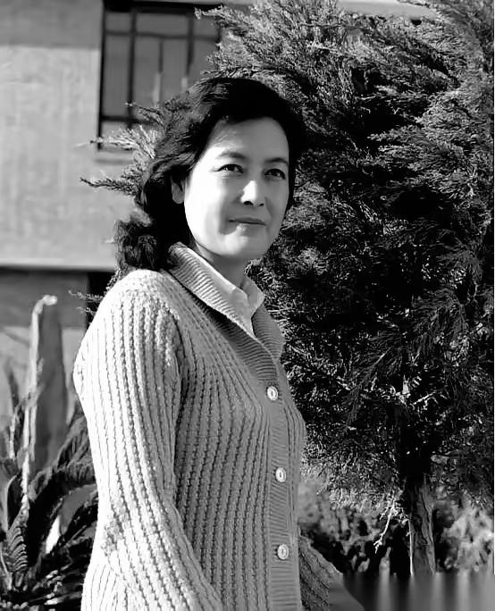 临死前，两任丈夫，一个都没来葬礼上，那两个她曾为之放弃一切的男人，连个花圈