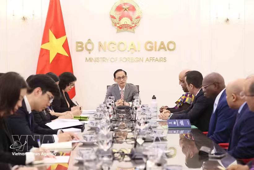 越南外交部长黎怀忠在河内会见驻越非洲国家使节代表团！从现场可以看到，黎怀忠坐
