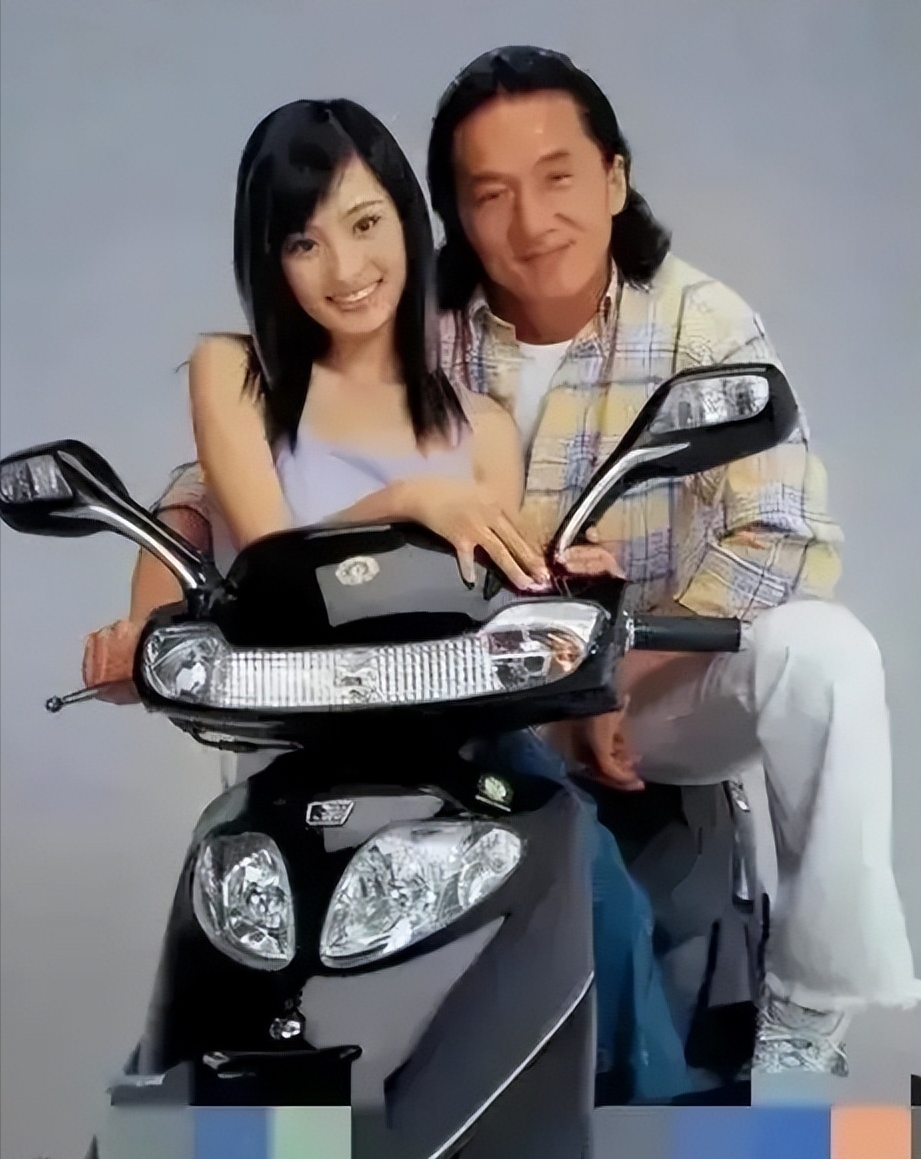 2003年，49岁的成龙和17岁的杨幂拍了一个机车广告，结束之后，成龙拿到了50