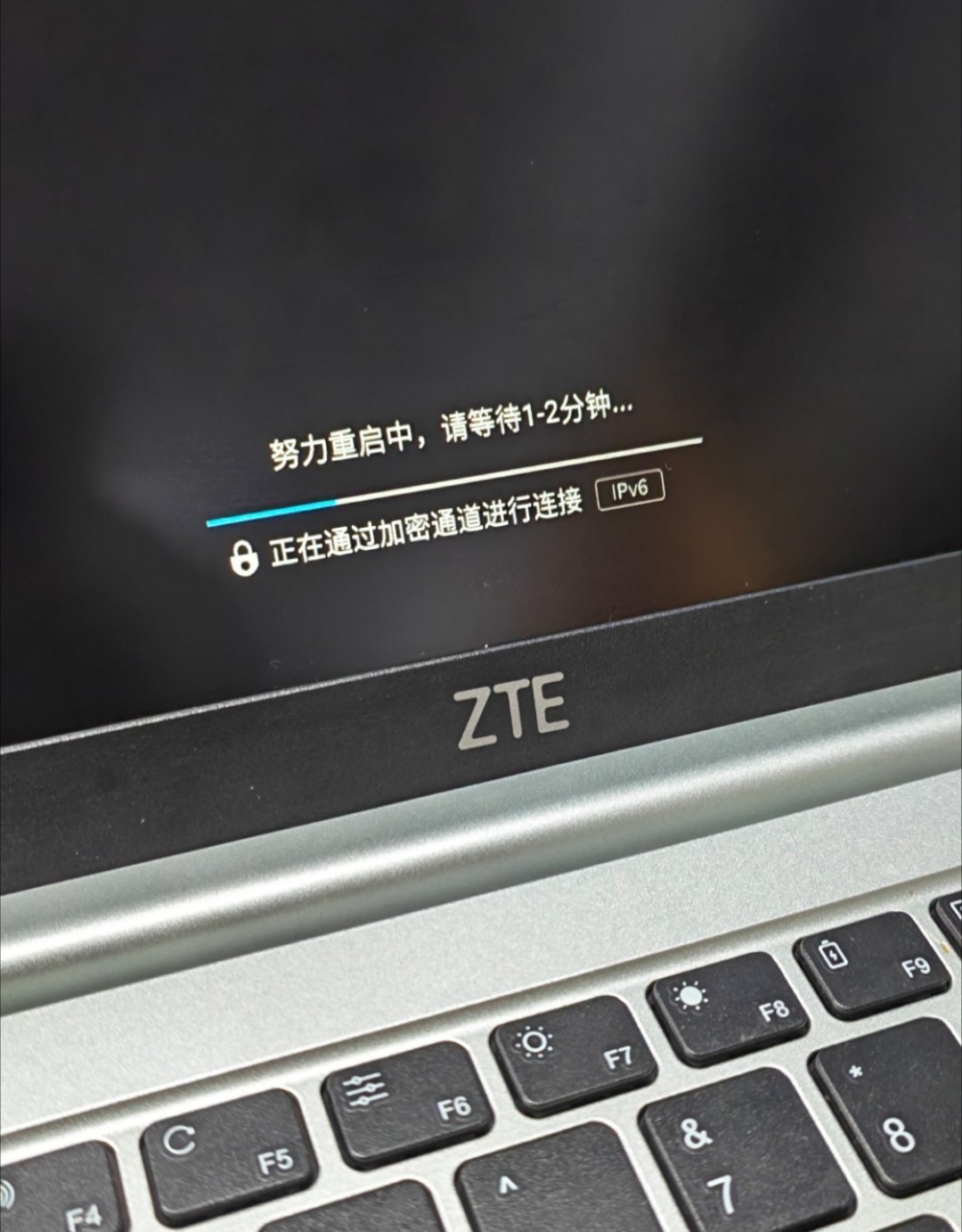 朋友拿来了一台云电脑，让我帮他看看能不能加个硬盘用。突然想想，云电脑能加硬盘的话