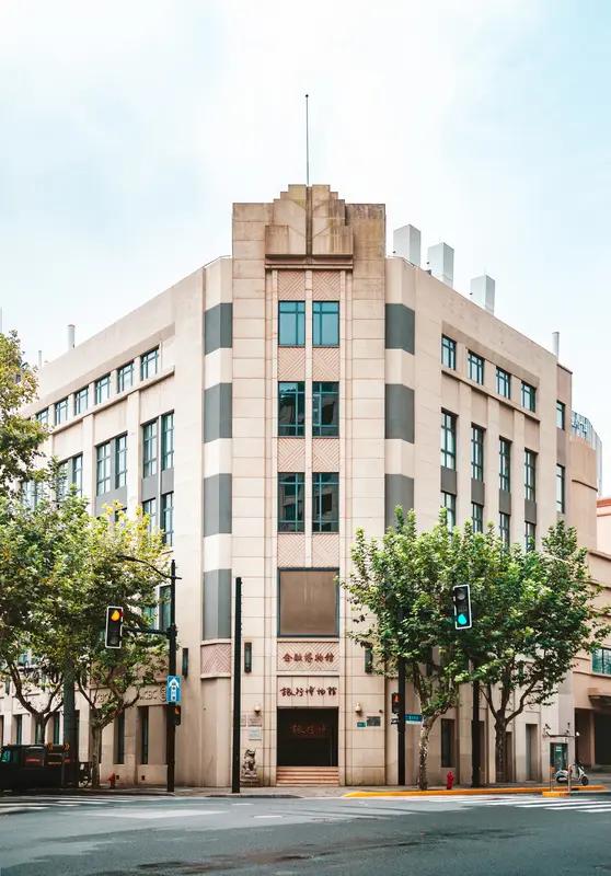 低价银行直供房激增可太值得琢磨了。最近多家银行像农行、建行、交行等，都在线上大量