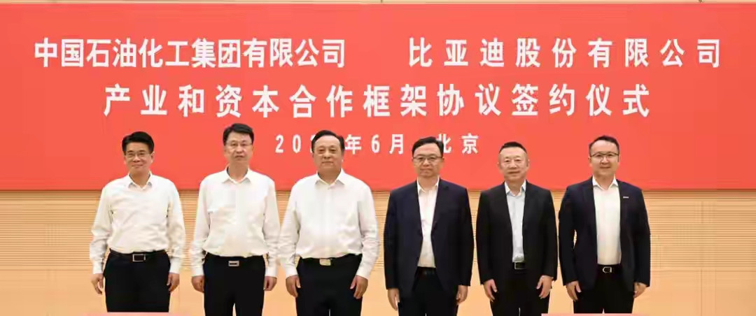 6月3日，北京。王传福和侯启军坐到了一张桌子上。中石化x比亚迪，签了。