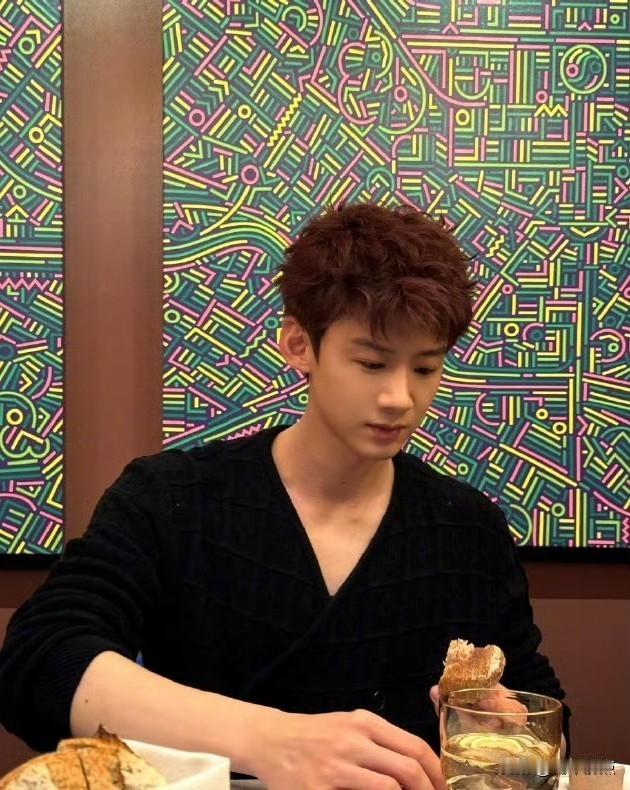 白敬亭宋轶没官宣过，网友却吵翻了，一张照片到底算不算数。昨天刷到有人说他俩分手