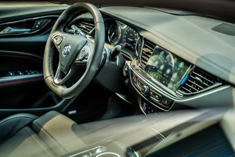 君威和天籁咋选，先说说价格。君威入门版10万出头，2.0T版本狠下心加点钱也能拿