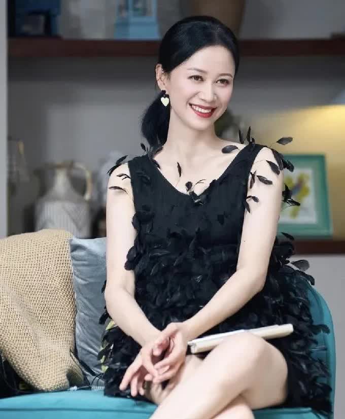 这位女明星你是否熟悉呢？她是江苏人，毕业于名校同济大学。她长相甜美，皮肤白皙。她