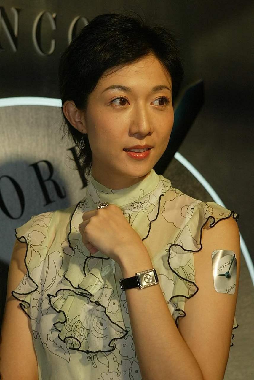 吴绮莉直播爆出个大料！吴绮莉直播聊女儿，真的让人心疼！52岁的她无奈坦言：
