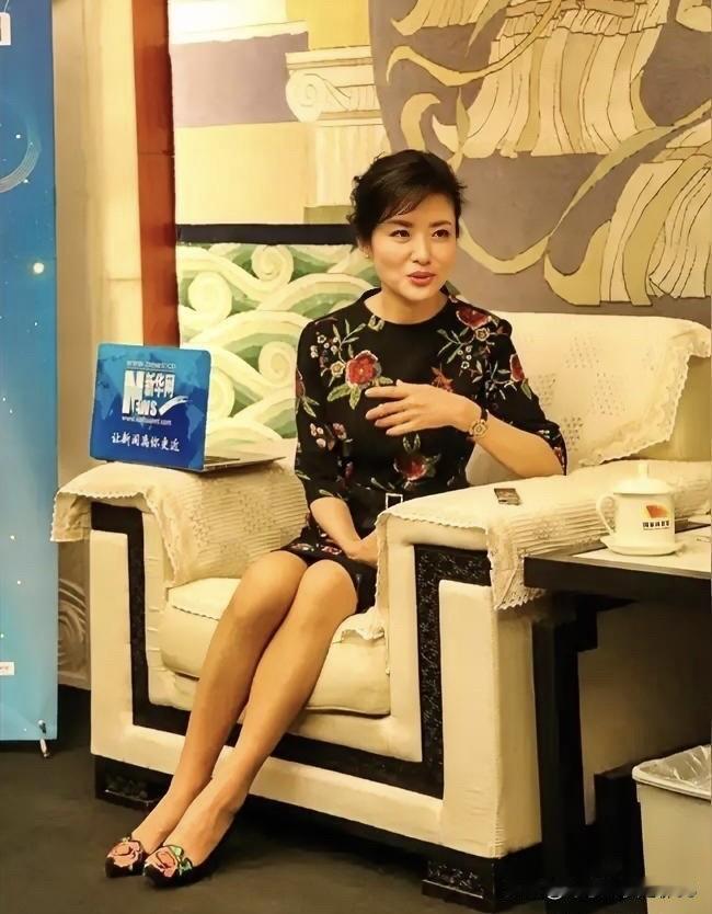 央视第一美女周涛，端庄优雅、冷艳高贵、时尚洋气，她的衣品、气质提升了不少，每次出