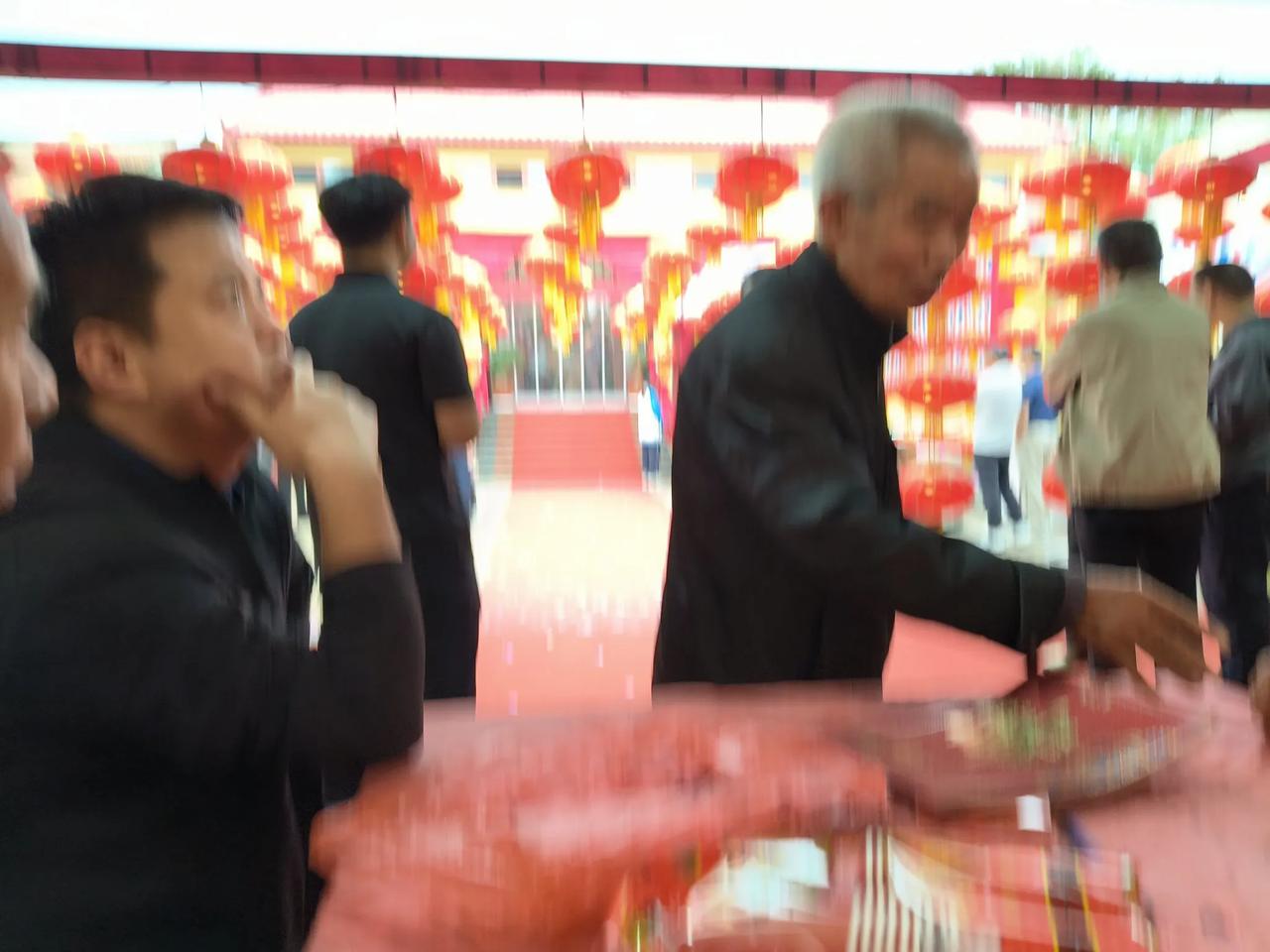 乡村振兴？怎么振兴？农民挣钱后，去县城去市里买房上学。就连举办婚礼，农村人也去了
