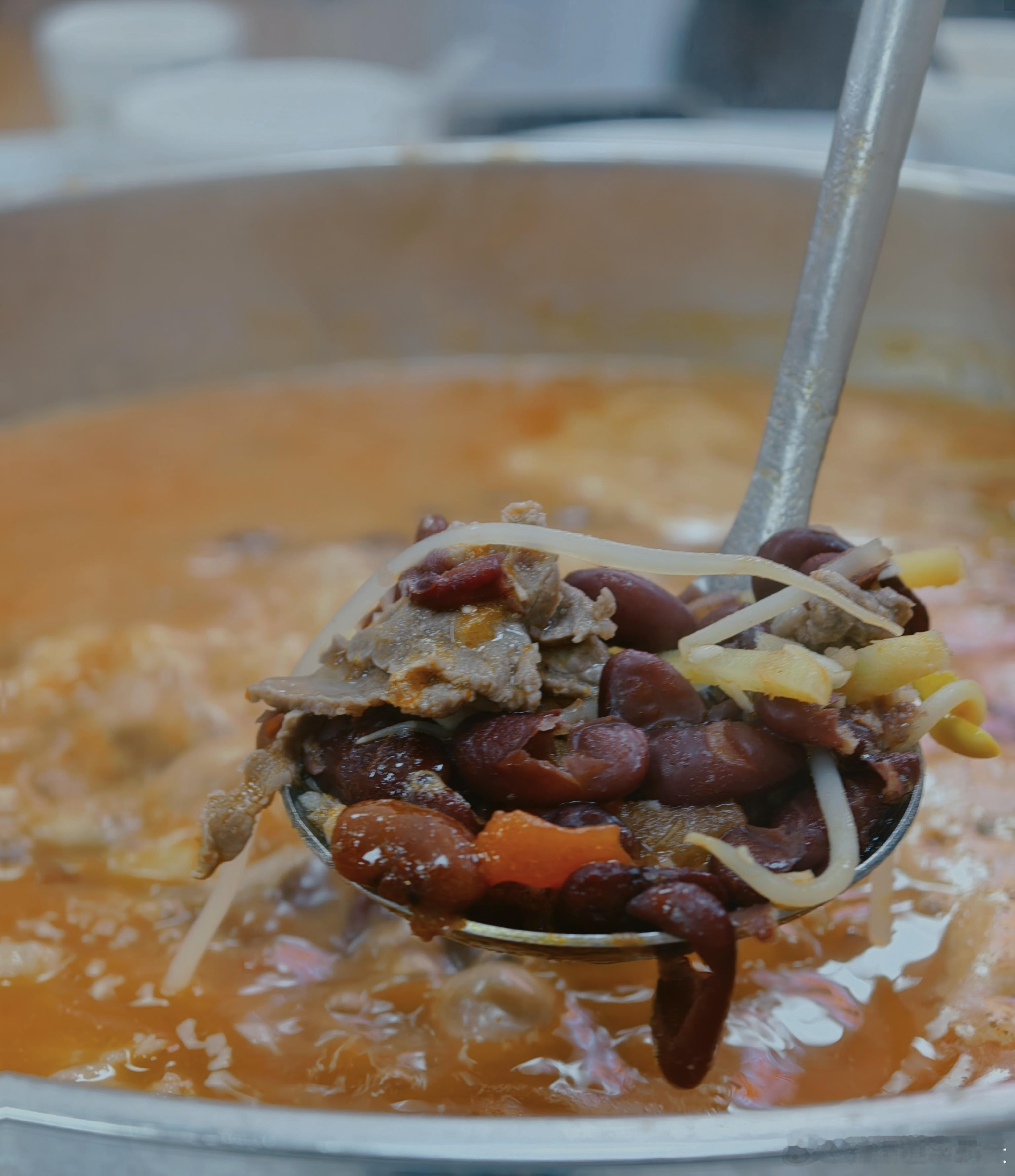 喉咙好点，就被小姐妹拉出来吃火锅～有人能从图1看出来，这是什么火锅吗？图2的辣子