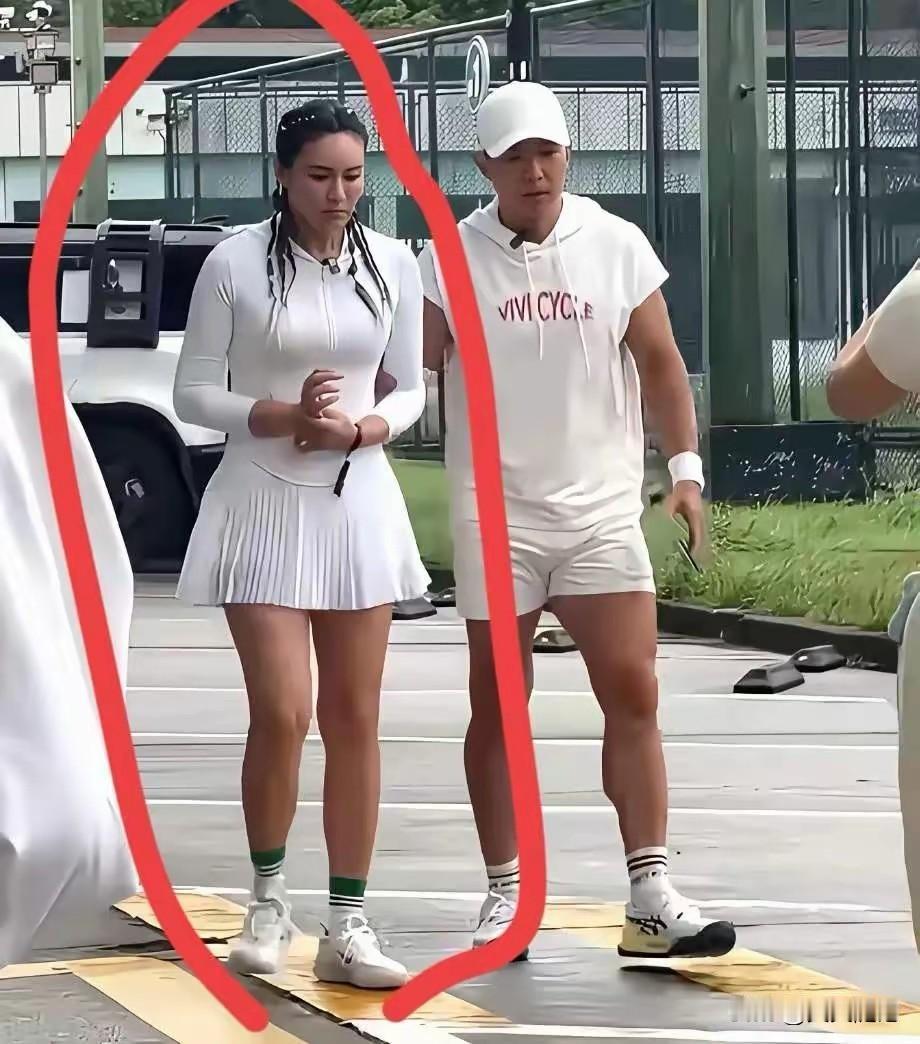 刘畊宏直播间，真冷清了不少。说实话，以前我也跟着蹦过。累成狗，就为那句“腰间
