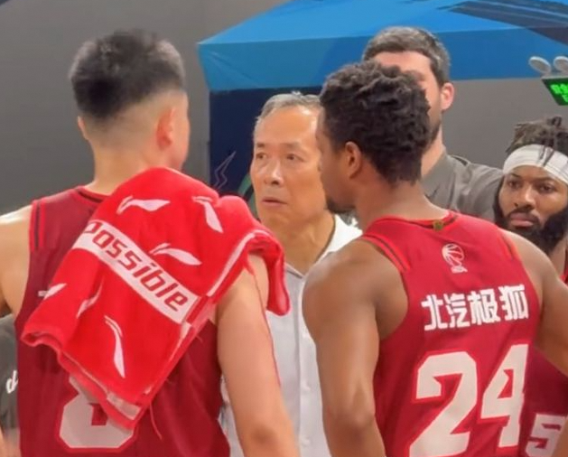 北京男篮大败方硕许利民疑似起争执