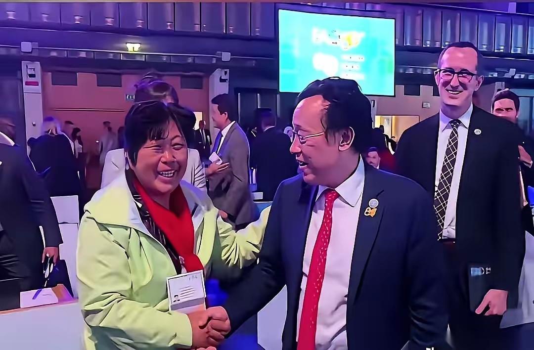 60岁的殷玉珍，没带翻译、不带助理，一句英语都不会，独自拎着行李飞往罗马。19岁