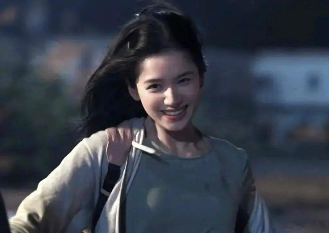网友对比虞书欣和张婧仪奔跑图，评论区清一色夸张婧仪美貌，像公主。虞书欣是不是输在
