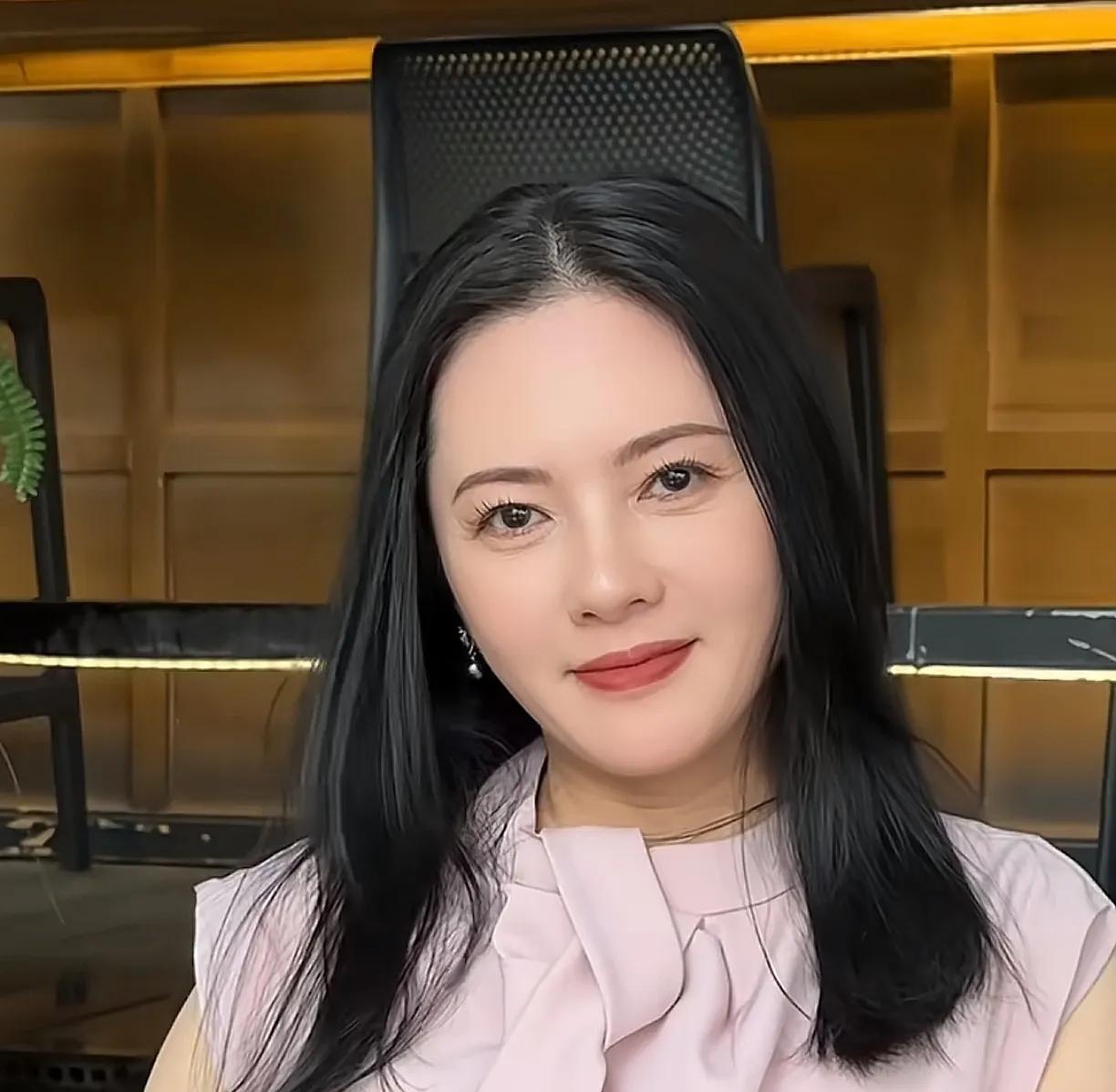 李丽珍真是漂亮，我承认，我对一个59岁的阿姨级别的人动心了[捂脸哭]，我也终于理解