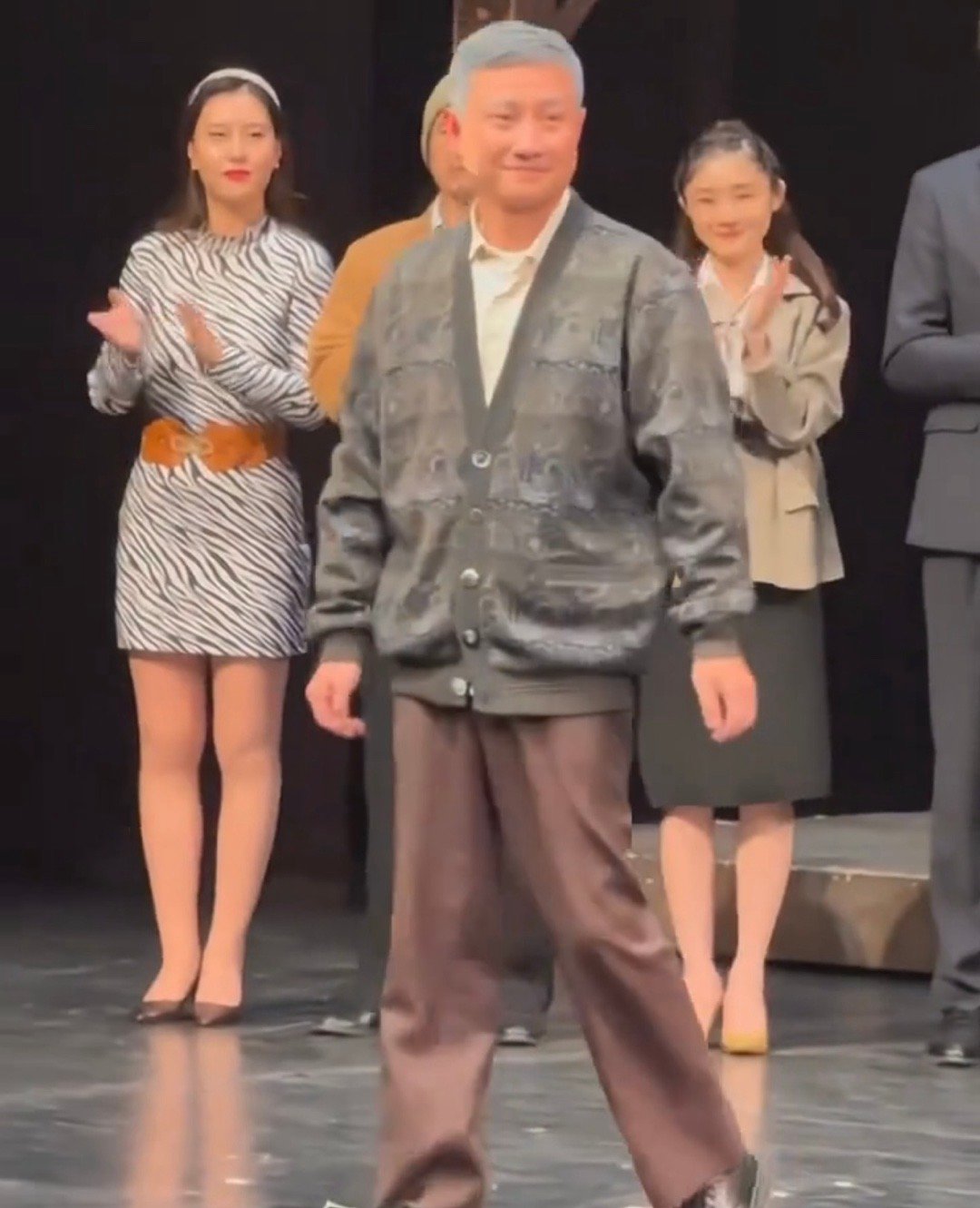 文章一瘸一瘸的谢幕，他是怎么把一手王炸打成稀巴烂的。