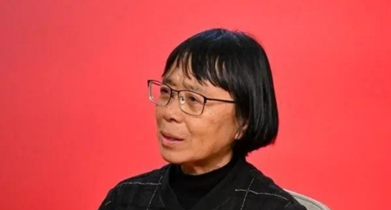 1995年，张桂梅丈夫去世。一天一位女老师摸了摸她的肚子，惊讶的说：“你肚子圆鼓