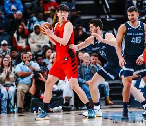 杨瀚森在NBA首次首发出场，但他这个表现，确实有点对不起教练的信任，出场2