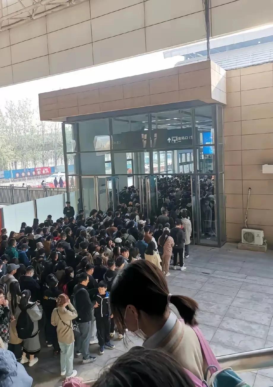 昨晚天津站的人啊，简直多到挪不动脚，我还以为这是春运的队伍提前排起来了。一跟旁边