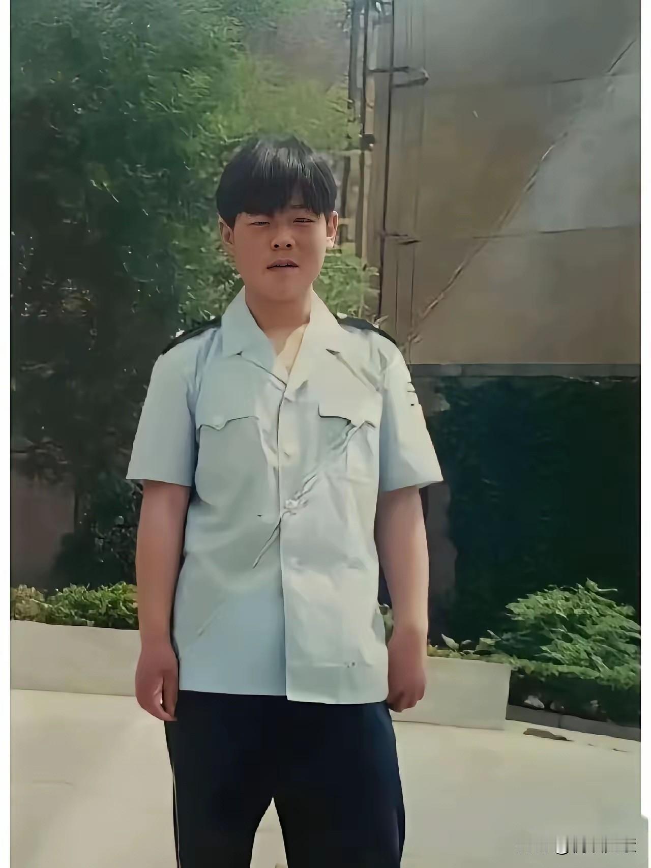 那时候的岳云鹏还只是个保安，青涩又憨厚老实，谁想到三十年过去，如今已是相声