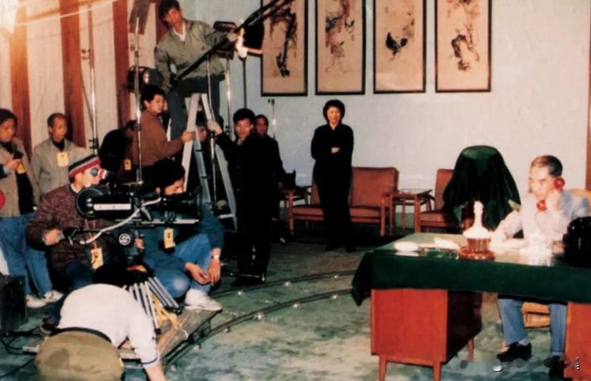 1991年，影片《周恩来》在人民大会堂相关厅室进行实景拍摄的老照片。当时导演丁荫