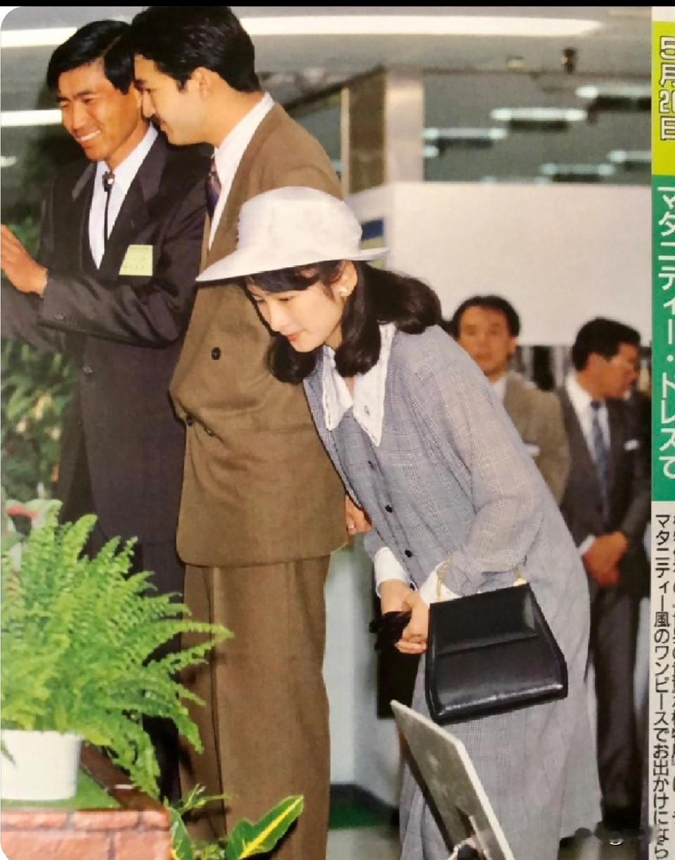 正怀着真子公主年轻时候的纪子妃。她年轻的时候长相打扮都很像动漫里的青春少女，
