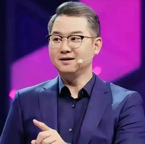 一位情感专家说：“一个掌握重要权力的男人盯上一个女人，这个女人最后一定会臣服，心