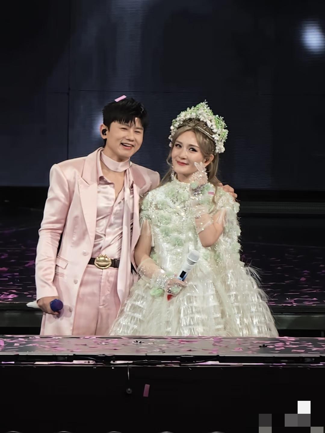 5月6日晚上，谢娜成都演唱会第2场，张杰登台助演，他搂谢娜搂得好紧，看着有点疲惫