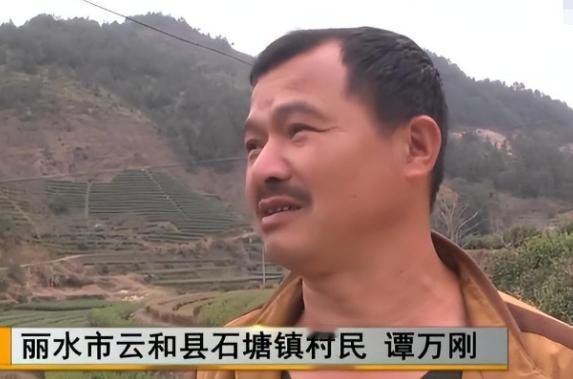 2003年，1个失忆流浪汉，被一对夫妻收留，同吃同住生活了17年。没想到，一天，