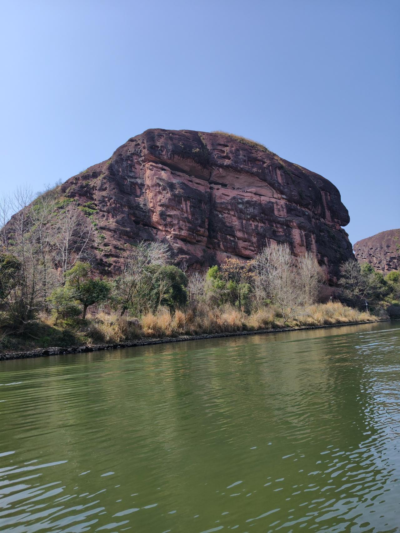元宵节上学，烟花都卖不出去了！刚在店里吃早餐，跟邻桌的一个烟花店老板聊天，他说