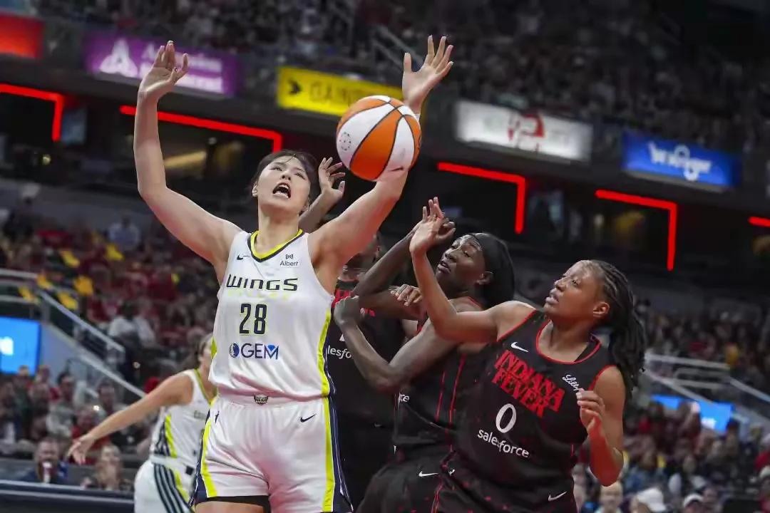 **李月汝WNBA生涯之夜：20分闪耀，中国女篮再添荣光**北京时间8月