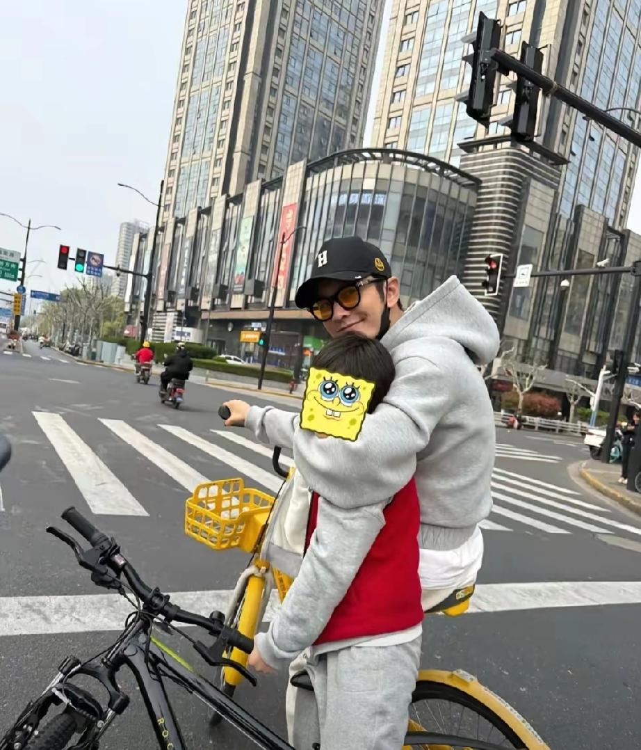 49岁黄晓明陪9岁小海绵骑行，细节里全是父爱！清明小长假，黄晓明