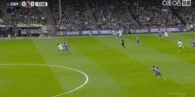 终于看明白了，为什么18岁巴西少年天才埃斯特旺能够挤走英格兰国脚马杜埃凯，就这一