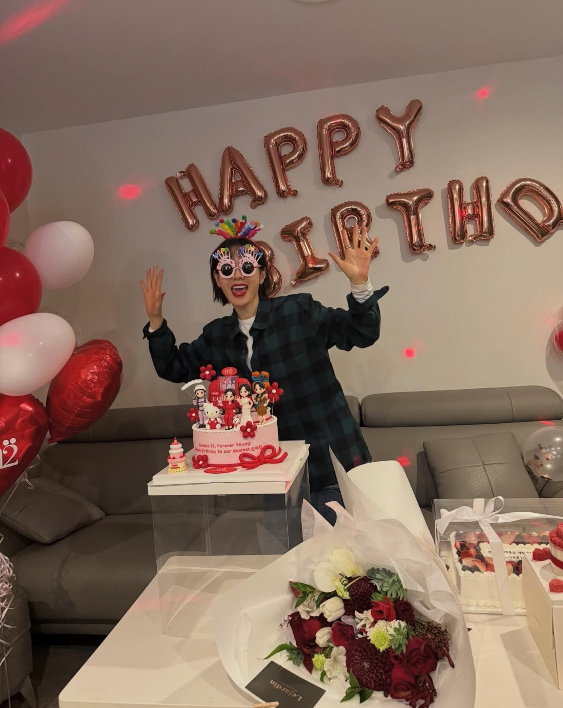 孙艺珍晒44岁庆生照，欧尼收到了很多花和蛋糕。