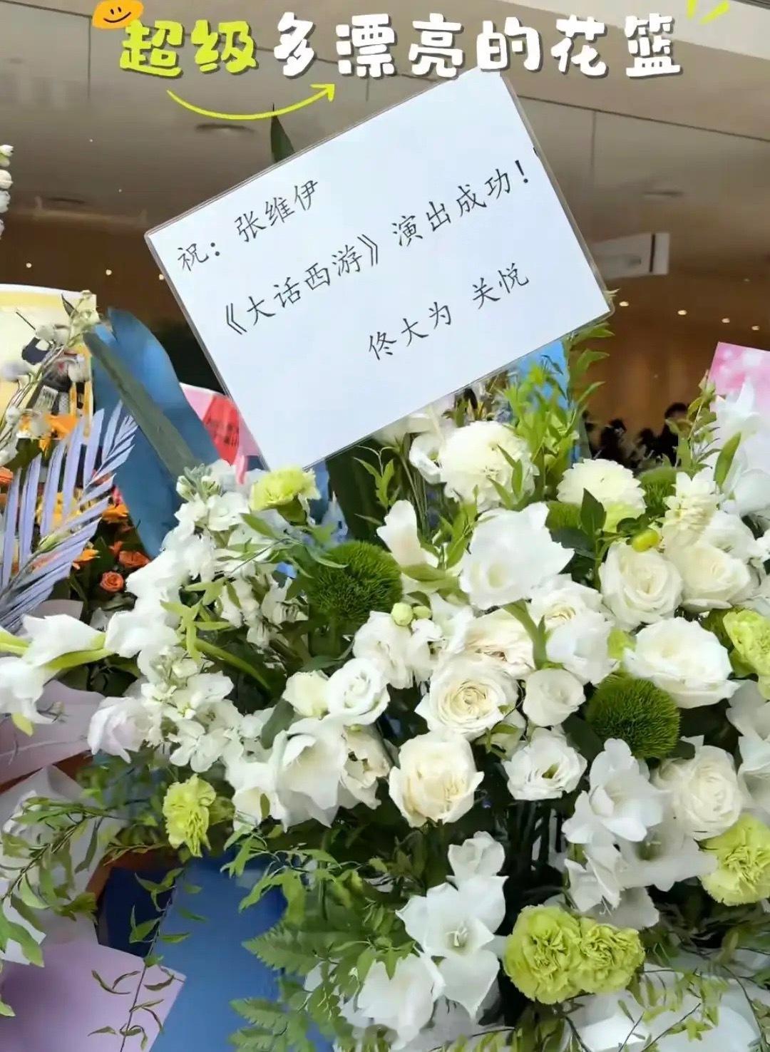 佟大为老婆带二女儿去看话剧，16岁佟知玲长相秀气，披着一头乌黑长发非常淑女范，细