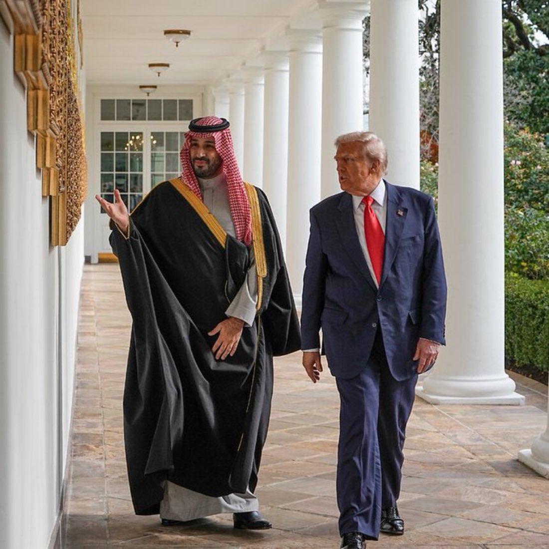 同人不同命！沙特王储小萨勒曼访美没穿西装依然受到最高礼遇，而年初访美的泽连斯