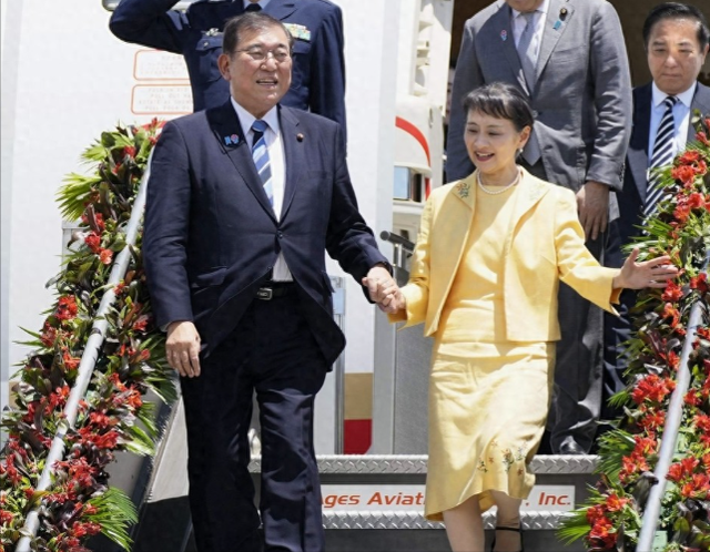 石破茂夫妇抵达菲律宾!日本夫人牵手老公下飞机,穿鹅黄裙装美翻