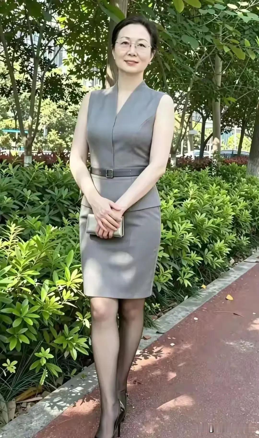 四言·雅姿繁林叠翠，小径风柔。素裙灰雅，气质清悠。明眸藏韵，镜衬温柔。