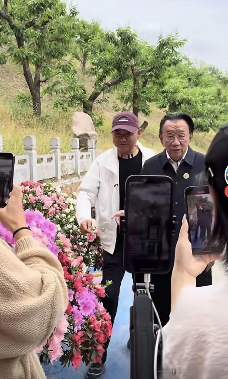 侯耀华邢台遇粉丝，合影不断人气高，网友：接地气！有人在邢台景区偶遇侯耀华，